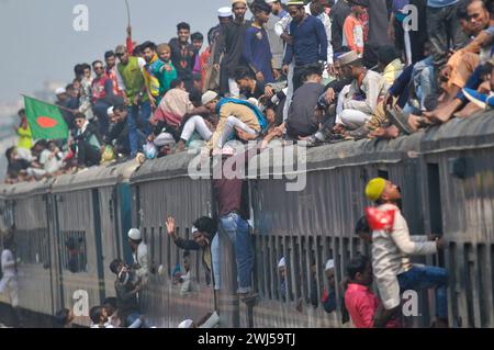 Migliaia di devoti musulmani stanno tornando a casa su un treno sovraffollato dopo aver partecipato alla preghiera finale della seconda fase di Bishwa Ijtema, considerata la seconda più grande riunione musulmana del mondo dopo Hajj alla Mecca. Tongi, alla periferia di Dhaka. Bangladesh. Foto Stock