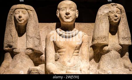 Un primo piano del faraone Ramses II e delle sue due mogli a Berlino Foto Stock