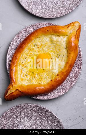 Cucina georgiana ajaruli khachapuri - pane georgiano con uova e formaggio fresco Foto Stock