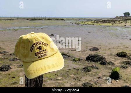 arcachon , Francia - 02 12 2024 : sigla del cappello sud-ovest e logo testuale davanti alla baia di arcachon in bassa marea in francia Foto Stock