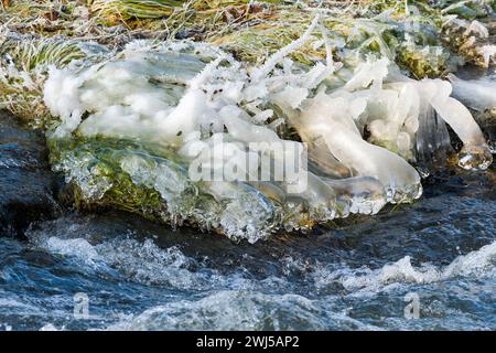 Bizzarre formazioni di ghiaccio sul fiume con il freddo Foto Stock