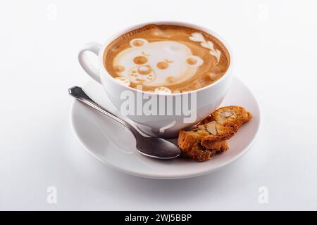 Tazza di caffè cappuccino bianco con un motivo di latte art a forma di orso Foto Stock