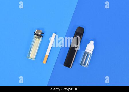 Confronto tra sigaretta elettronica e sigaretta reale con accendisigari e soluzione liquida Foto Stock