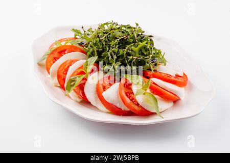 Tradizionale insalata italiana di capriccio pomodoro mozzarella e basilico Foto Stock