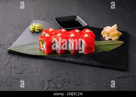 Sushi, panini, uramaki californiano con caviale tobiko Foto Stock