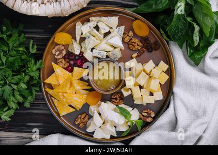 Diversi tipi di deliziosi formaggi e spuntini Foto Stock