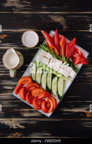 Verdure tritate con formaggio di capra su un piatto Foto Stock