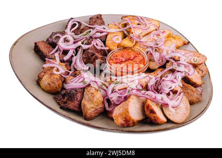 Piatto al barbecue fatto in casa con costolette, petto di pollo e maiale Foto Stock