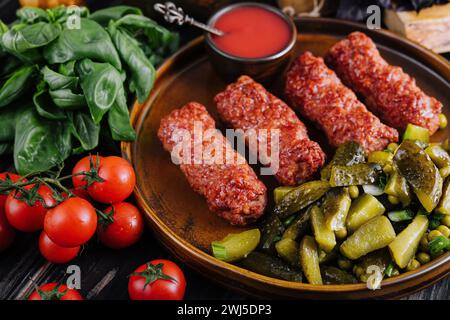 Involtini di carne mitigei o mici cibo tradizionale rumeno Foto Stock