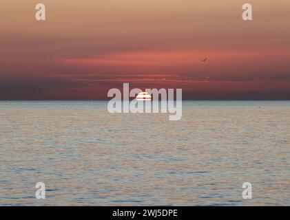 Alba sul Mar Mediterraneo vista dalla spiaggia di Torremolinos. Costa del Sol, Spagna Foto Stock