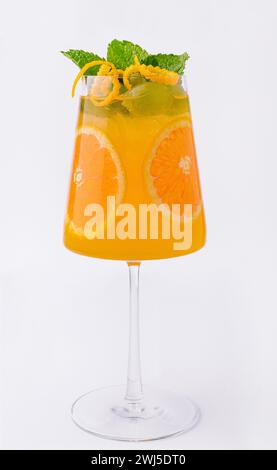 Classico cocktail mimosa estivo, con succo d'arancia Foto Stock
