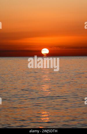 Alba sul Mar Mediterraneo vista dalla spiaggia di Torremolinos. Costa del Sol, Spagna Foto Stock