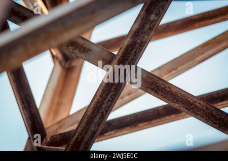 Primo piano di travi metalliche di edifici industriali Foto Stock