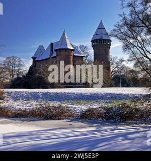 Burg Linn, castello di fossati a Krefeld-Linn in inverno, Krefeld, basso Reno, Germania, Europa Foto Stock