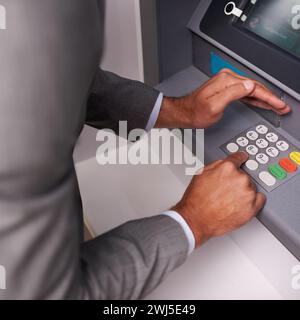 Uomo d'affari, mani e spillo sul bancomat per le banche, la privacy o la sicurezza del bancomat. Primo piano di un uomo che inserisce cifre o codice segreto per il contante Foto Stock