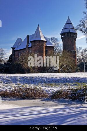 Burg Linn, castello di fossati a Krefeld-Linn in inverno, Krefeld, basso Reno, Germania, Europa Foto Stock