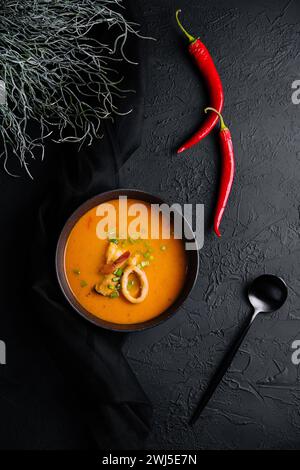 Tom yam zuppa di pesce dall'alto su pietra nera Foto Stock