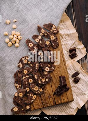 Biscotti al cioccolato fatti in casa con noce di cocco a bordo Foto Stock
