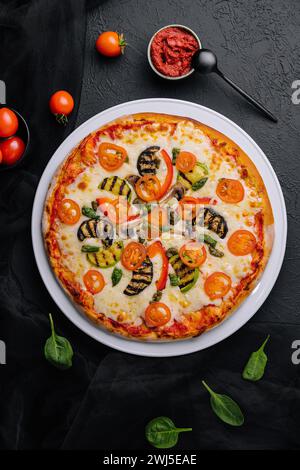 Pizza vegetariana con zucchine, melanzane, funghi e pomodoro Foto Stock