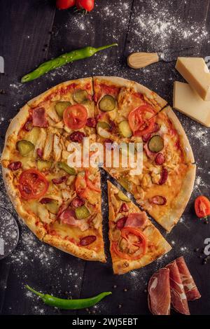 Pizza con salsiccia, prosciutto e pollo Foto Stock