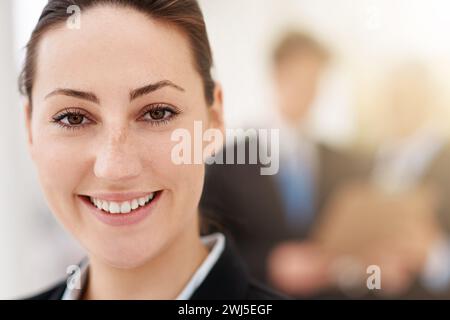 Felice, donna e ritratto in ufficio con un commercialista professionista che lavora in una società finanziaria con orgoglio. Persona, sorriso e fiducia nelle aziende Foto Stock