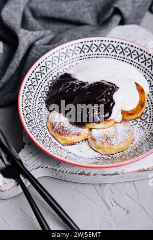 Frittelle cottage con marmellata di frutti di bosco e panna acida Foto Stock