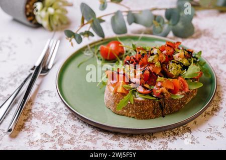 Antipasto italiano fresco e croccante chiamato bruschetta con pomodoro Foto Stock