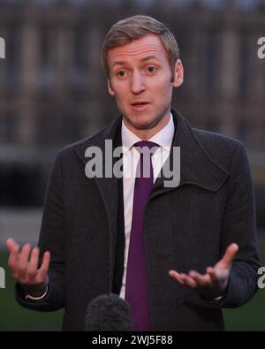 Londra, Regno Unito. 13 febbraio 2024. Il ministro degli alloggi Lee Rowley è stato intervistato a Westminster durante la trasmissione mattutina. Crediti: Thomas Krych/Alamy Live News Foto Stock