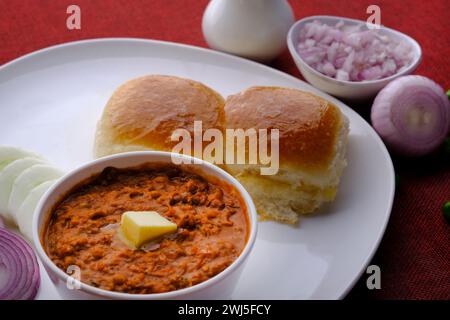 PAV bhaji è un piatto fast food indiano composto da un curry vegetale denso servito con pane. Foto Stock