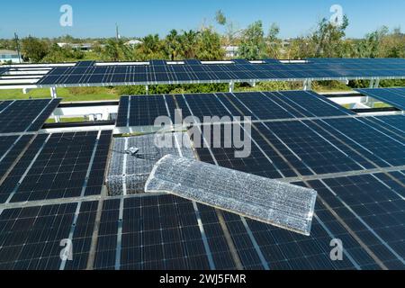 Distrutta da pannelli solari eolici installati sopra l'ombra della tettoia del parcheggio per le auto parcheggiate, per una generazione efficace di energia pulita. Danni da Foto Stock