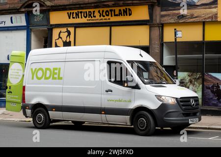 GLASGOW, SCOZIA - 31 LUGLIO 2019: Furgone bianco Mercedes-Benz Sprinter della società di trasporto Yodel che consegna merci ai negozi scozzesi AN Foto Stock