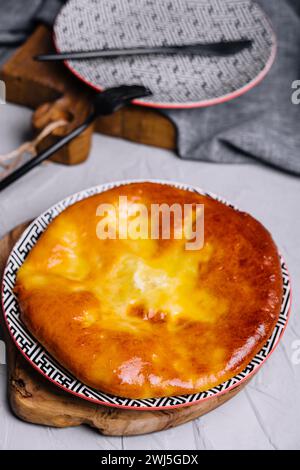Khachapuri in megreliano nel Consiglio Foto Stock