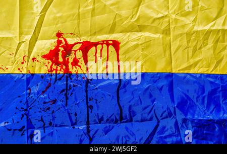 Macchie di sangue sulla bandiera dell'Ucraina Foto Stock