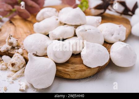 Biscotti di meringa freschi su tavola di legno Foto Stock