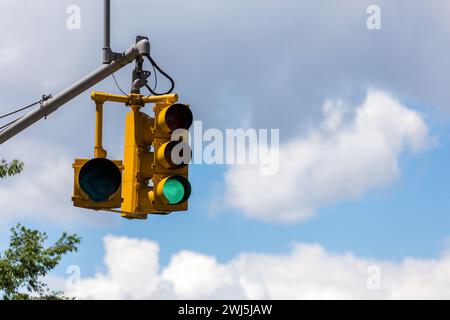 Semafori gialli su una strada nella città di New York Foto Stock