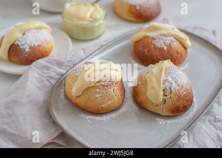 Il MARITOZZO è un delizioso pane italiano ripieno di panna montata Foto Stock