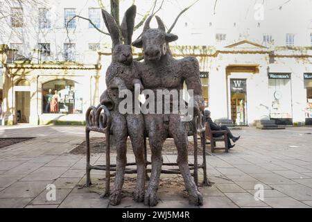 Lepre e Minotauro, scultura in bronzo di Sophie Ryder, arte moderna, The Promenade, Cheltenham Gloucestershire Inghilterra Regno Unito Foto Stock