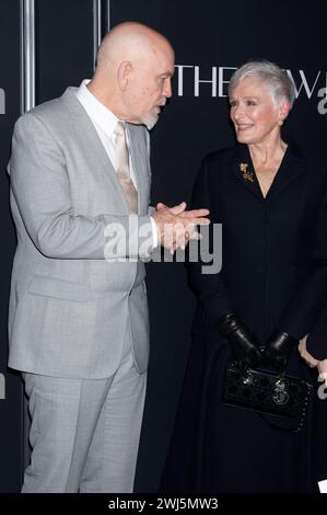 John Malkovich und Glenn close bei der Weltpremiere der Apple TV serie The New Look in der Florence Gould Hall. New York, 12.02.2024 *** John Malkovich e Glenn chiudono alla prima mondiale della serie TV di Apple The New Look at Florence Gould Hall New York, 12 02 2024 foto:XB.xHinex/xFuturexImagex Look 4252 Foto Stock