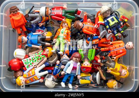 Tanti personaggi Playmobil diversi in una scatola, giocattoli di plastica, stanza dei bambini, Foto Stock