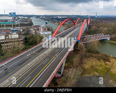 Ponte autostradale fatiscente A42, (archi rossi) sul canale Reno-Herne, con massicci danni strutturali, completamente chiuso per i prossimi mesi, tra Foto Stock