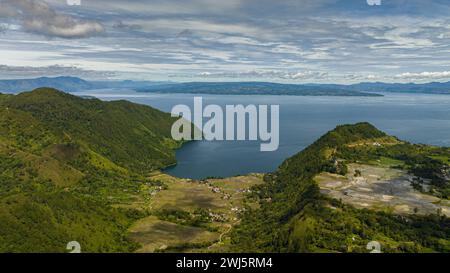 Drone aereo del lago Toba e terreni agricoli negli altopiani. Sumatra, Indonesia. Foto Stock