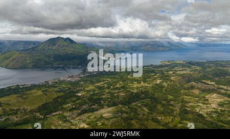 Vista aerea dei terreni agricoli sull'isola Samosir e sul lago Toba. Sumatra, Indonesia. Foto Stock