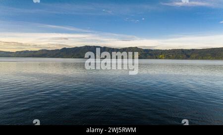 Drone aereo del lago Toba a Sumatra tra le montagne. Sumatra, Indonesia. Foto Stock