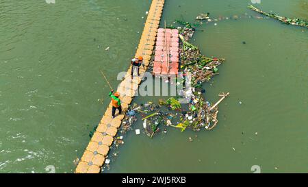 Giacarta, Indonesia - 11 ottobre 2022: I lavoratori ripuliscono un fiume di detriti a Giacarta. Indonesia. Foto Stock