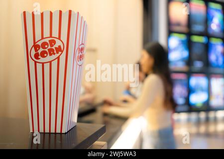 Concetto cinematografico. Persone che guardano film al cinema mangiano popcorn Foto Stock