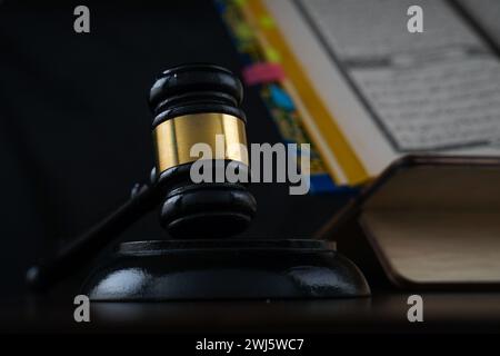 Gavel e libri per il concetto di legge islamica Foto Stock