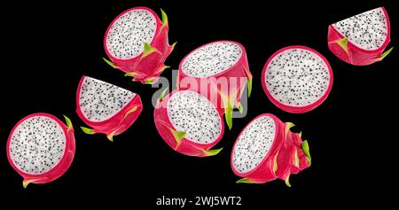 Dragon Fruit fette isolate su sfondo nero Foto Stock