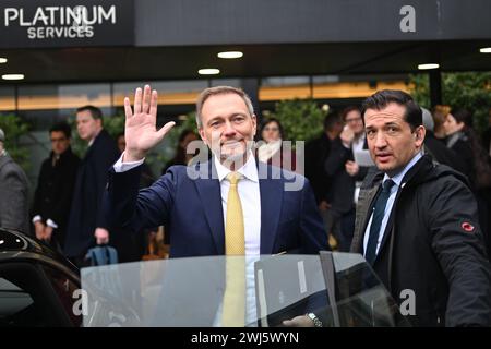 Dublino, Irlanda. 13 febbraio 2024. Christian Lindner (FDP, M), ministro federale delle finanze, saluta il suo arrivo durante una visita in Irlanda. Il ministro federale delle finanze si reca in visita nel Regno Unito e in Irlanda il 12 e 13 febbraio. Crediti: Sebastian Gollnow/dpa/Alamy Live News Foto Stock