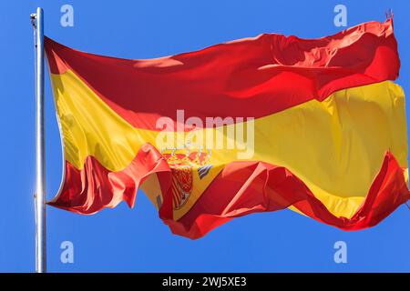 VALENCIA, SPAGNA - 18 MAGGIO 2017: È la bandiera nazionale della Spagna sul flagstaff. Foto Stock