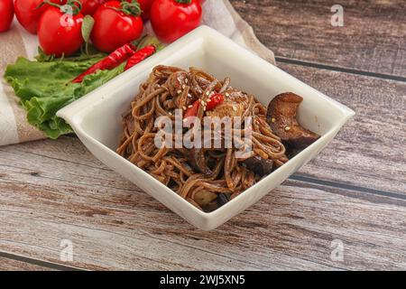 Cucina asiatica Udon soba con maiale e verdure Foto Stock